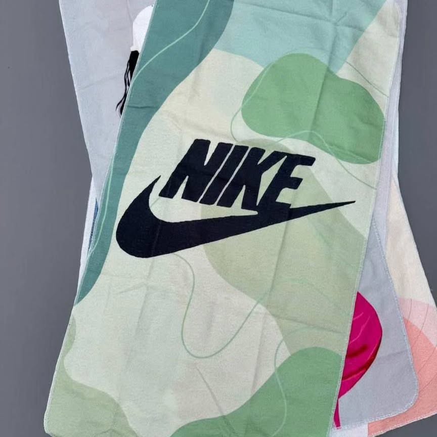 حوله ورزشی سفید